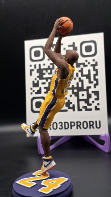 Коби Брайант (Kobe Bryant), он же "Черная Мамба". Баскетболист и человек, который не нуждается в представлении. В миниатюре запечатлен его фирменный бросок с back step.