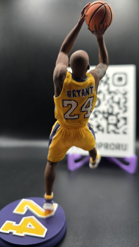 Коби Брайант (Kobe Bryant), он же "Черная Мамба". Баскетболист и человек, который не нуждается в представлении. В миниатюре запечатлен его фирменный бросок с back step.