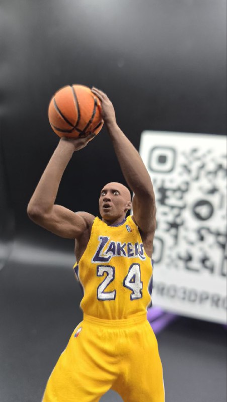 Коби Брайант (Kobe Bryant), он же "Черная Мамба". Баскетболист и человек, который не нуждается в представлении. В миниатюре запечатлен его фирменный бросок с back step.