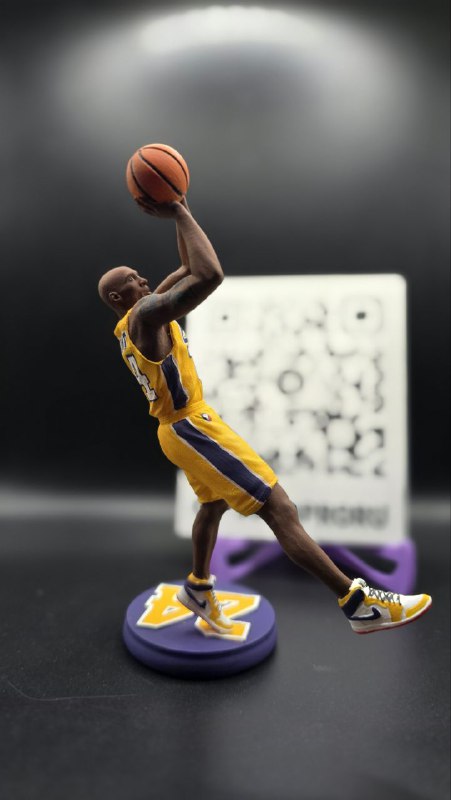 Коби Брайант (Kobe Bryant), он же "Черная Мамба". Баскетболист и человек, который не нуждается в представлении. В миниатюре запечатлен его фирменный бросок с back step.
