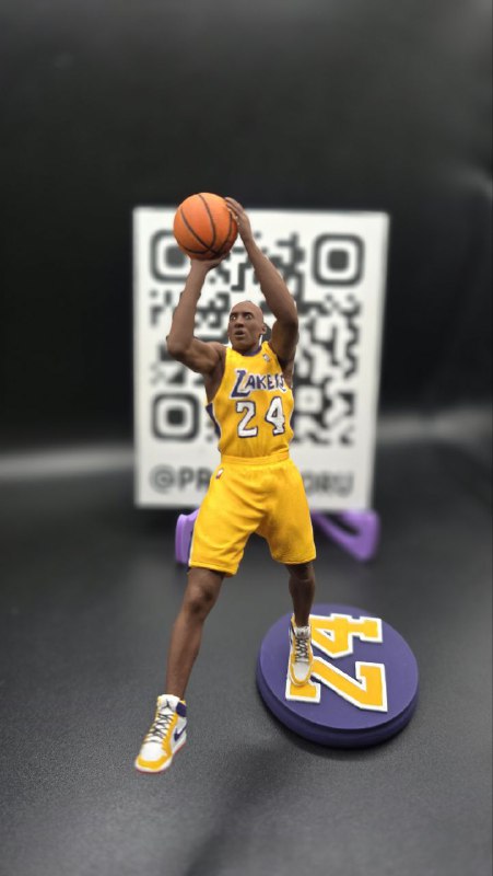Коби Брайант (Kobe Bryant), он же "Черная Мамба". Баскетболист и человек, который не нуждается в представлении. В миниатюре запечатлен его фирменный бросок с back step.