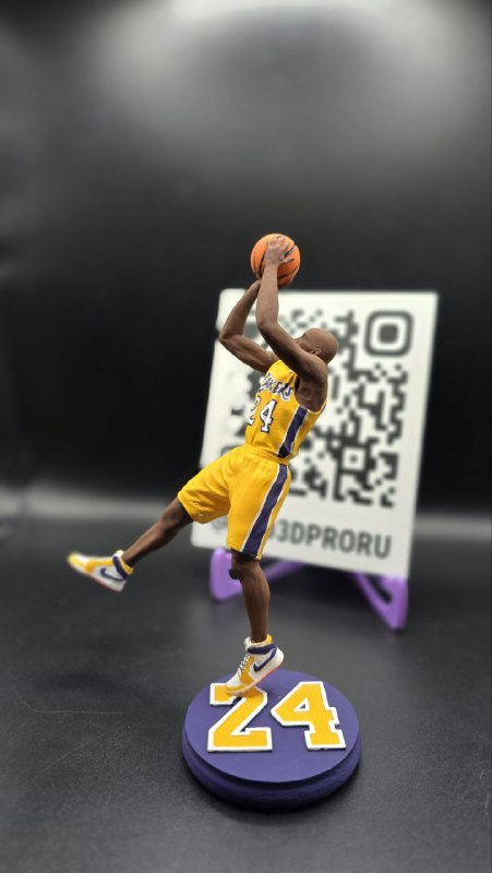 Коби Брайант (Kobe Bryant), он же "Черная Мамба". Баскетболист и человек, который не нуждается в представлении. В миниатюре запечатлен его фирменный бросок с back step.