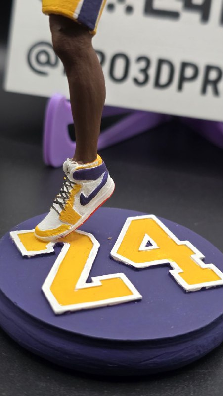 Коби Брайант (Kobe Bryant), он же "Черная Мамба". Баскетболист и человек, который не нуждается в представлении. В миниатюре запечатлен его фирменный бросок с back step.