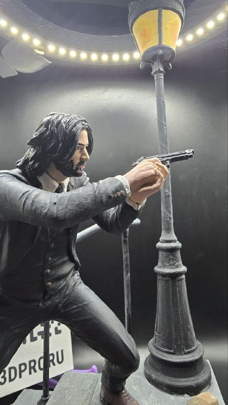 Джон Уик (John Wick) в исполнении Киана Ривза - это особенный, а также глубокий персонаж, и совершенно удивительный и скоромный человек, способный на поступки.