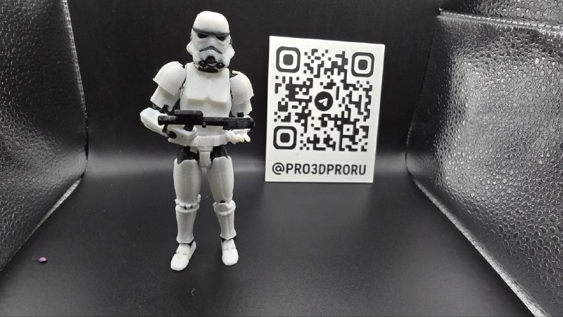 Шарнирный расходник из звездных войн (Star Wars) очень хочет на свидание. Штурмовик очень галантный и настойчивый. Да Он кривой, но обязательно добьется успеха.