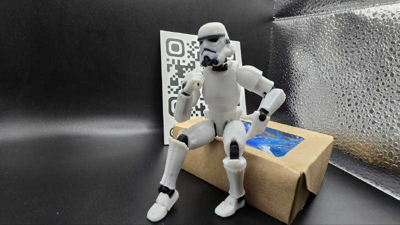 Шарнирный расходник из звездных войн (Star Wars) очень хочет на свидание. Штурмовик очень галантный и настойчивый. Да Он кривой, но обязательно добьется успеха.