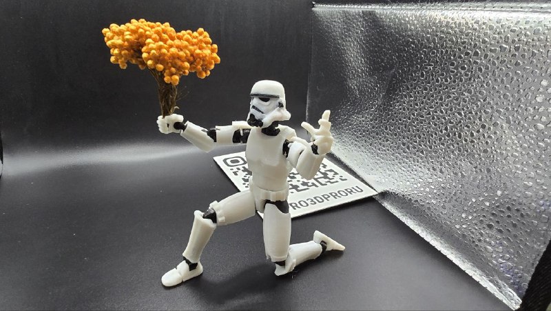 Шарнирный расходник из звездных войн (Star Wars) очень хочет на свидание. Штурмовик очень галантный и настойчивый. Да Он кривой, но обязательно добьется успеха.