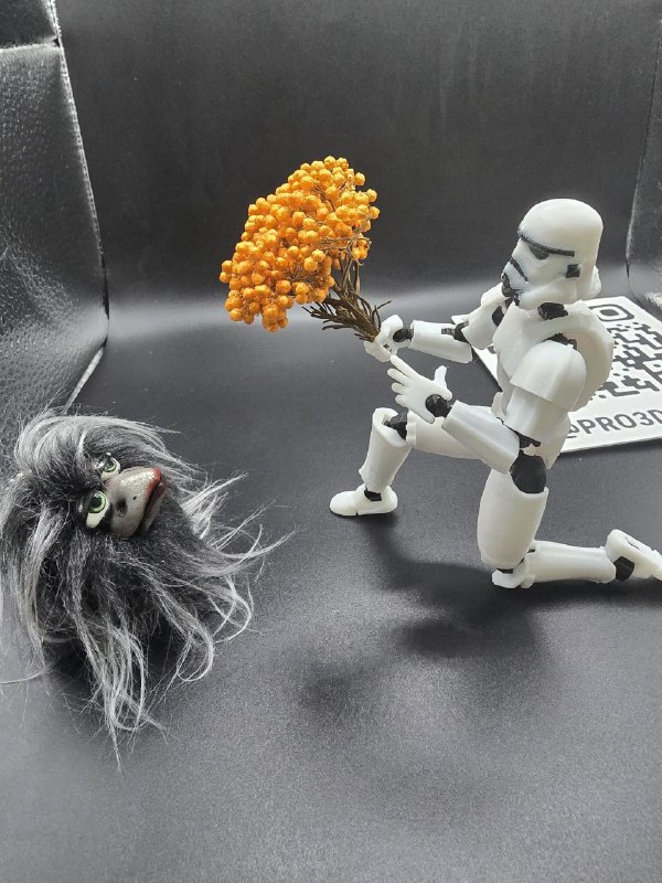 Шарнирный расходник из звездных войн (Star Wars) очень хочет на свидание. Штурмовик очень галантный и настойчивый. Да Он кривой, но обязательно добьется успеха.