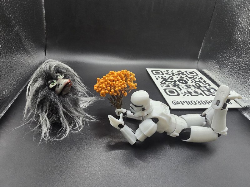 Шарнирный расходник из звездных войн (Star Wars) очень хочет на свидание. Штурмовик очень галантный и настойчивый. Да Он кривой, но обязательно добьется успеха.